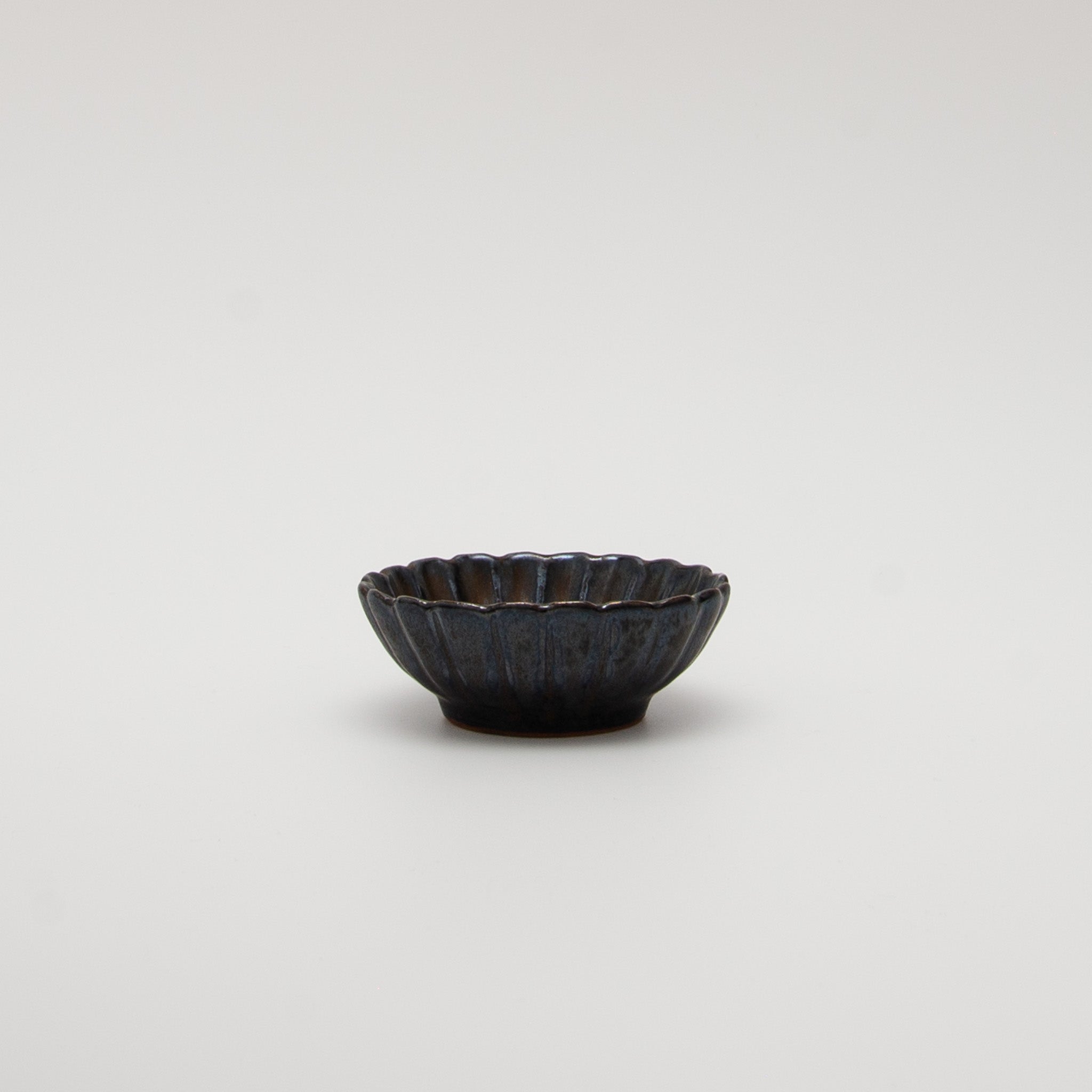 Seto Ware Flower Shaped Mini Bowl Black Gold